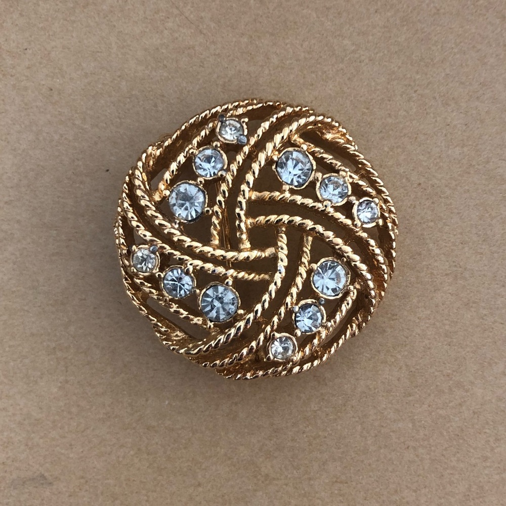 Vintage Rhinestone Goldtone Round Brooch